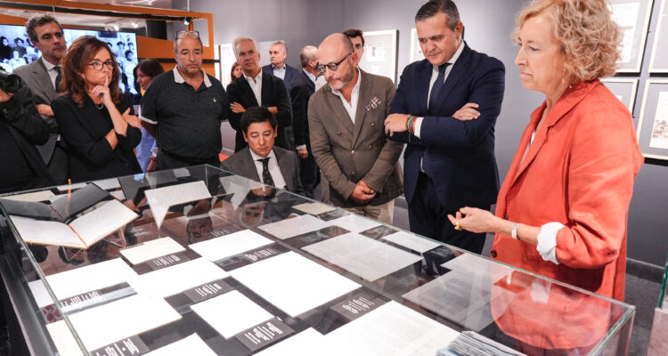El delegado de Políticas Sociales, Familia e Igualdad, José Fernández, acompañado por la concejala de Tetuán, Paula Gómez-Angulo, en la exposición ‘Gregorio Ordóñez. La vida posible’