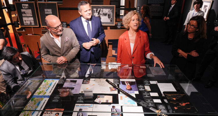 El delegado de Políticas Sociales, Familia e Igualdad, José Fernández, acompañado por la concejala de Tetuán, Paula Gómez-Angulo, en la exposición ‘Gregorio Ordóñez. La vida posible’