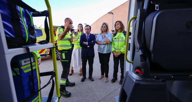 El alcalde de Madrid, José Luis Martínez-Almeida, acompañado por la vicealcaldesa y delegada de Seguridad y Emergencias, Inma Sanz, presenta las nuevas incorporaciones a la flota de SAMUR-Protección Civil