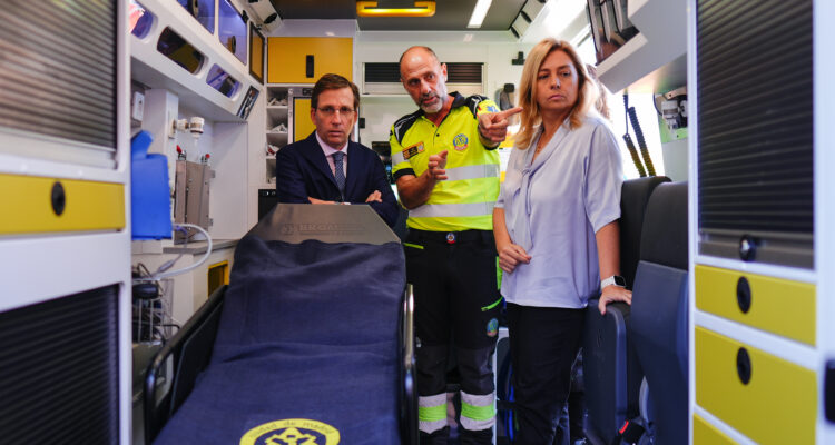 El alcalde de Madrid, José Luis Martínez-Almeida, acompañado por la vicealcaldesa y delegada de Seguridad y Emergencias, Inma Sanz, presenta las nuevas incorporaciones a la flota de SAMUR-Protección Civil