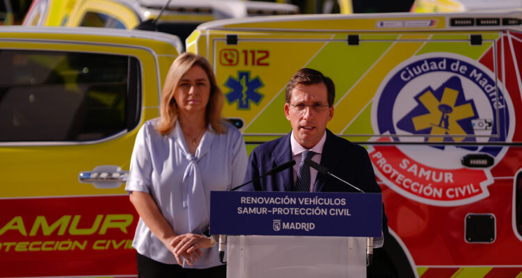 El alcalde de Madrid, José Luis Martínez-Almeida, acompañado por la vicealcaldesa y delegada de Seguridad y Emergencias, Inma Sanz, presenta las nuevas incorporaciones a la flota de SAMUR-Protección Civil