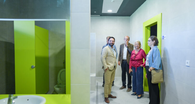 La delegada de Obras y Equipamientos, Paloma García Romero, acompañada del concejal de Puente de Vallecas, Ángel Niño, visita el nuevo edificio de vestuarios de los campos de rugby y fútbol del Centro Deportivo Municipal Entrevías.