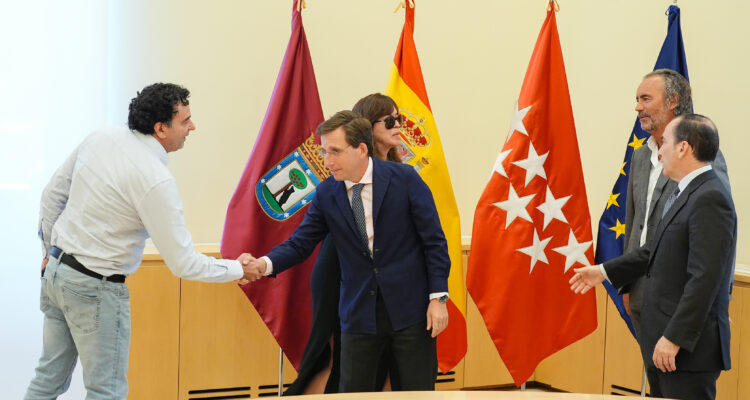 El alcalde de Madrid, José Luis Martínez-Almeida, en la reunión con la Asociación de Víctimas del Accidente de Adamuz en el Palacio de Cibeles