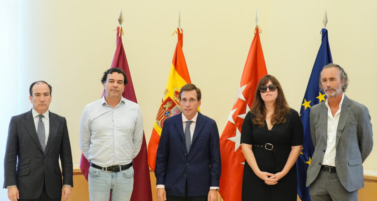 El alcalde de Madrid, José Luis Martínez-Almeida, en la reunión con la Asociación de Víctimas del Accidente de Adamuz en el Palacio de Cibeles