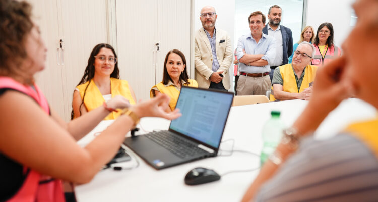 El alcalde de Madrid, José Luis Martínez-Almeida, en la inauguración del Centro Municipal del Voluntariado