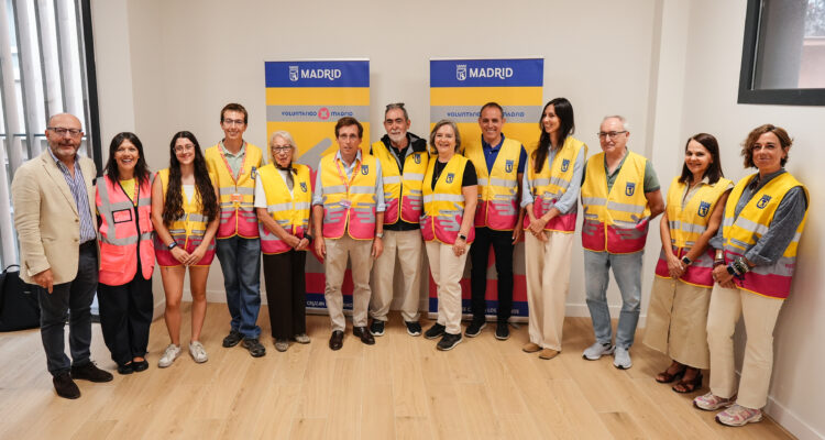 El alcalde de Madrid, José Luis Martínez-Almeida, en la inauguración del Centro Municipal del Voluntariado