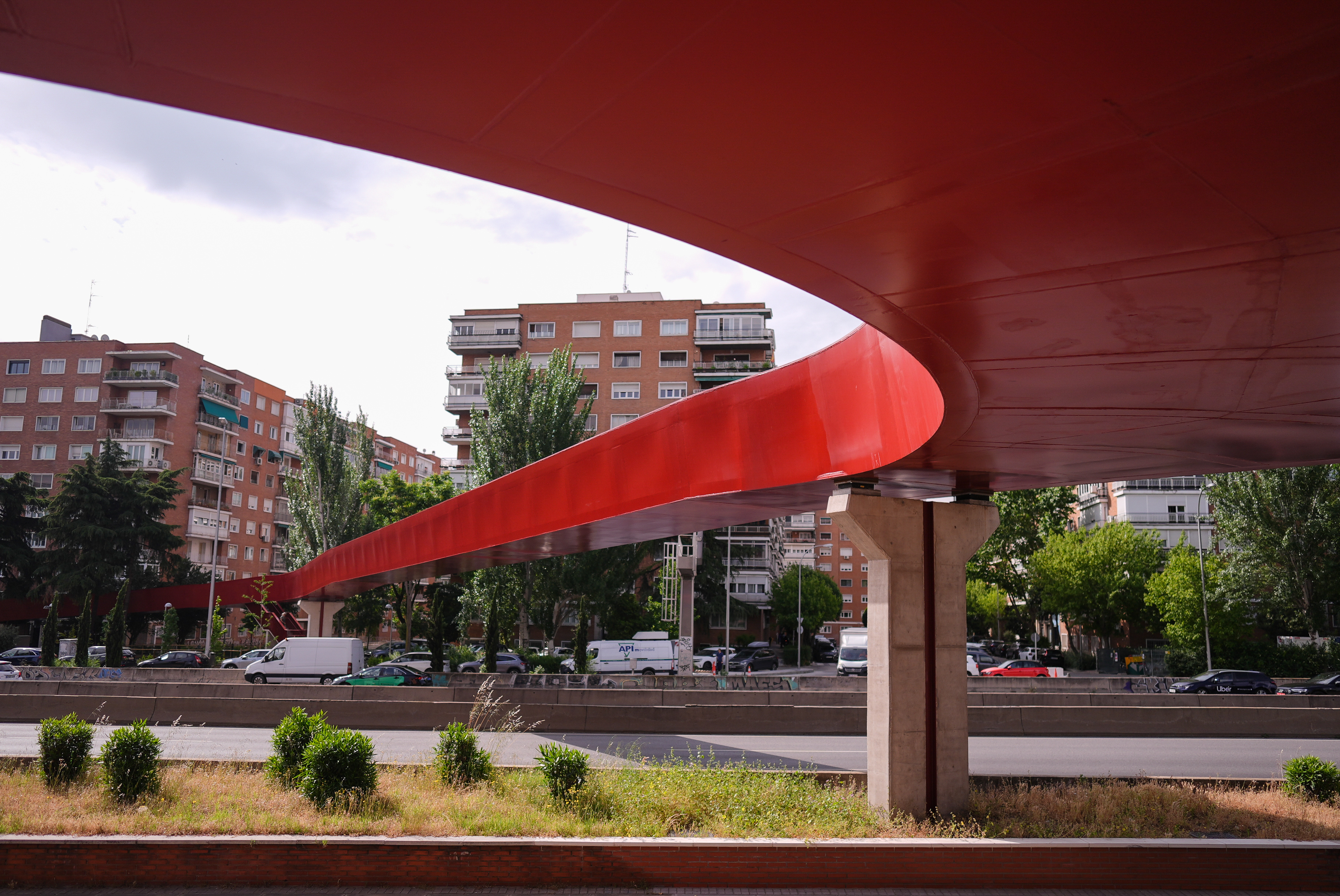 Pasarela peatonal sobre la A-2 a la altura de la avenida de Bruselas