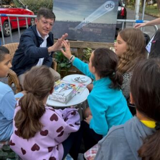 El concejal del Fuencarral-El Pardo, José Antonio Martínez Páramo, ha visitado el CEIP Breogán en su celebración del 'Parking Day'