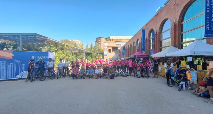 El concejal con los participantes en el recorrido en bici