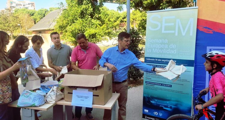 El concejal entrega obsequio a uno de los participantes