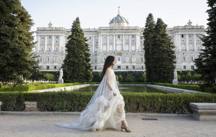 Desfile inaugural en los jardines de Sabatini