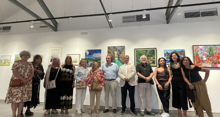 Jaime González Taboada, en la exposición ‘Pintores Solidarios’ junto a algunos de sus autores
