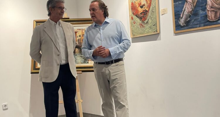 Jaime González Taboada, en la exposición ‘Pintores Solidarios’ junto a algunos de sus autores