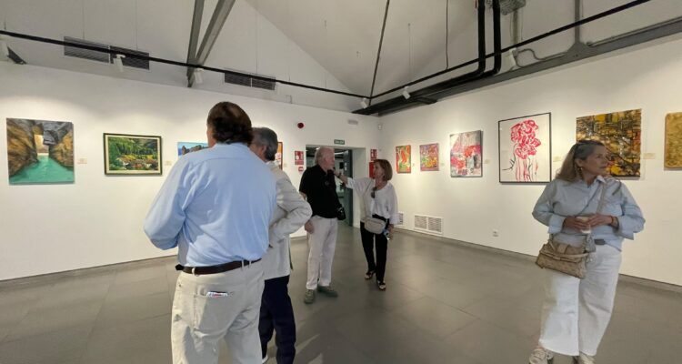 Jaime González Taboada, en la exposición ‘Pintores Solidarios’ junto a algunos de sus autores