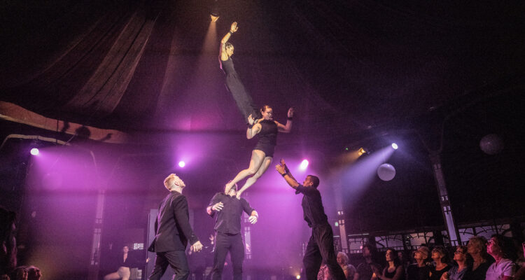 Imagen del espectáculo 'The Mirror', de la compañía australiana Gravity & Other Myths. ©Niels Knelis