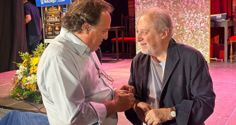 El concejal de Chamberí, Jaime González Taboada, conversa con el actor Manuel Galiana