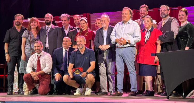 Foto de familia de la entrega de premios del I Certamen de Teatro Clásico de Chamberí