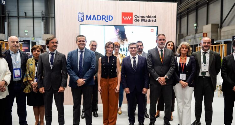 Foto de familia con varios representantes p&uacute;blicos, como la presidenta de la Comunidad de Madrid, Isabel D&iacute;az Ayuso, o El delegado de Pol&iacute;ticas de Vivienda del Ayuntamiento, &Aacute;lvaro Gonz&aacute;lez, en The District
