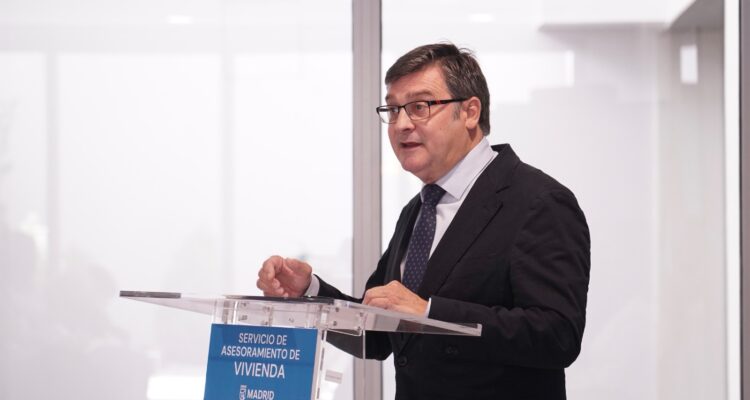 El delegado de Políticas de Vivienda y presidente de la Empresa Municipal de la Vivienda y Suelo de Madrid (EMVS Madrid), Álvaro González, en la II Jornada Informativa del Servicio de Asesoramiento de Vivienda (SAV Madrid)