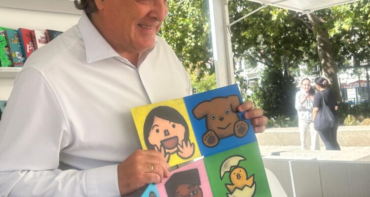 Jaime González Taboada con un libro infantil
