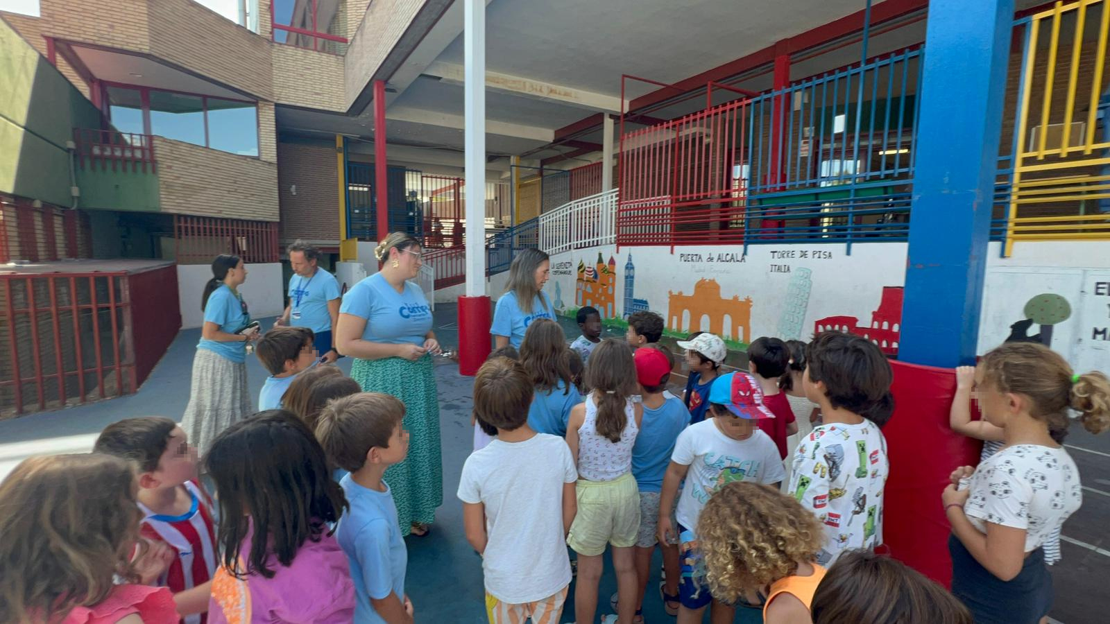 Yolanda Estrada con los participantes de los Días sin Cole en el CEIPSO Arquitecto Gaudí