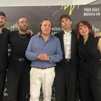 El concejal de Chamberí, Jaime González Taboada, con los artistas del I Chamberí Sound Fest