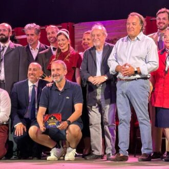 Foto de familia de la entrega de premios del I Certamen de Teatro Clásico de Chamberí