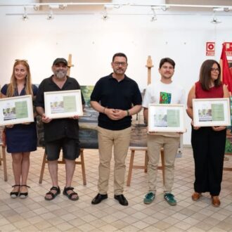 El concejal de Villa de Vallecas, Carlos González Pereira, con los ganadores del XX Certamen de Pintura Rápida al Aire Libre Escuela de Vallecas