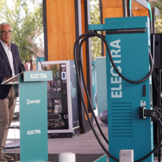El concejal de Carabanchel, Carlos Izquierdo, ha inaugurado la nueva electrolinera puesta en servicio en este distrito