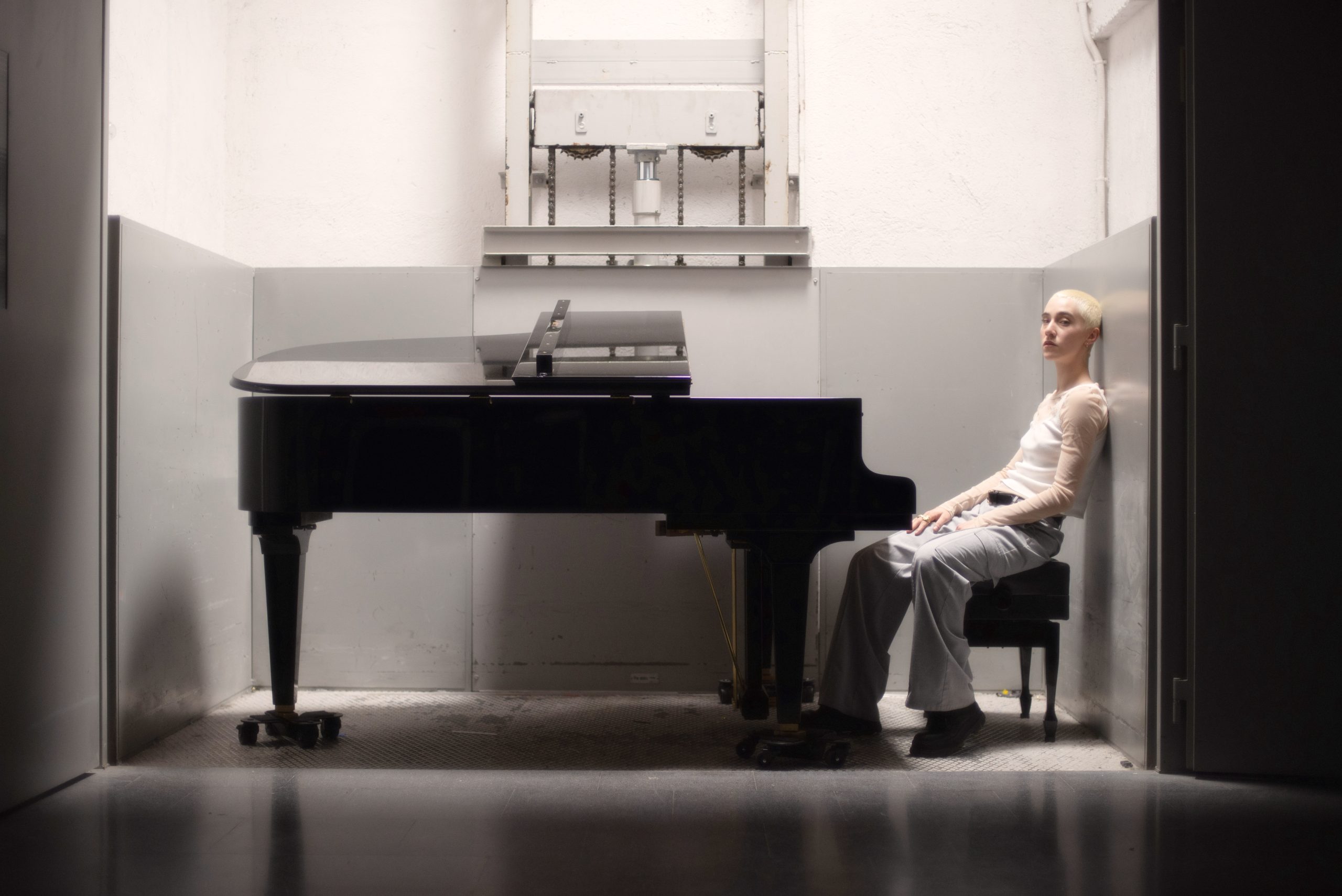 Imagen de mujer al piano