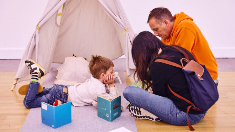 Una familia participa en una sesión de lectura del FLIC