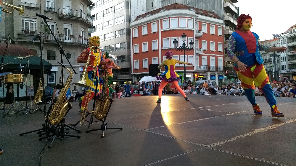 Imagen de payasos actuando en la calle