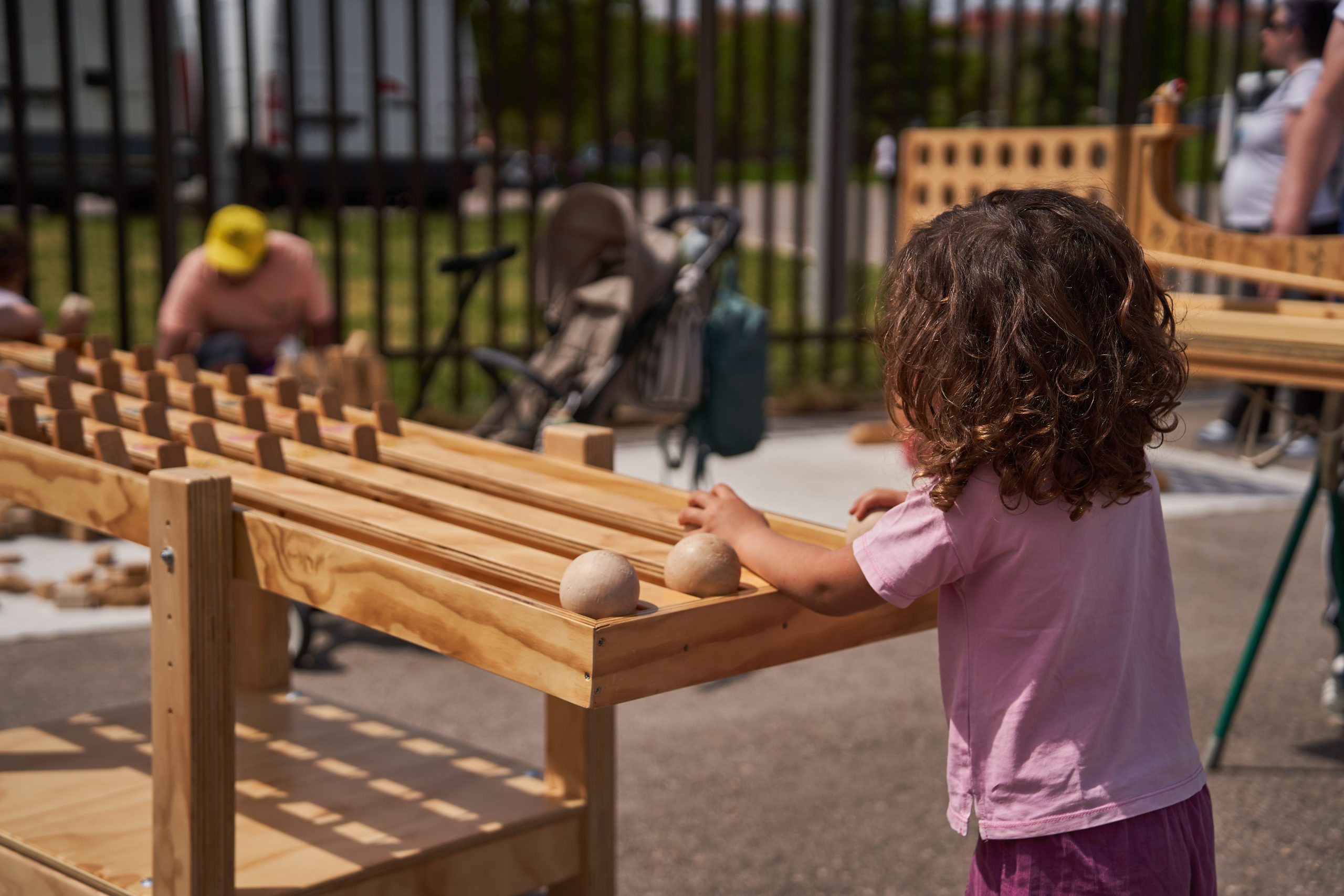 Niños jugando con juegos de madera