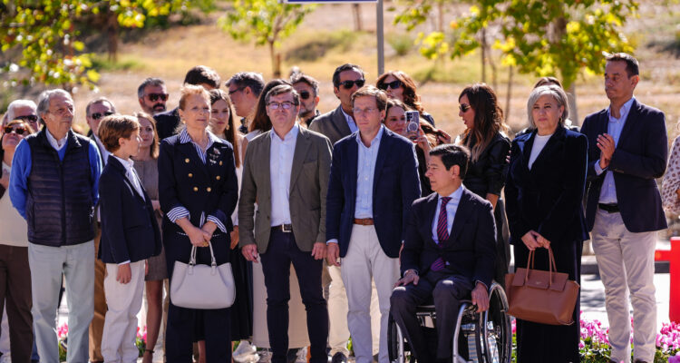 El alcalde de Madrid, José Luis Martínez-Almeida, ha asistido esta mañana al izado de la bandera nacional en la glorieta de Pepe Domingo Castaño
