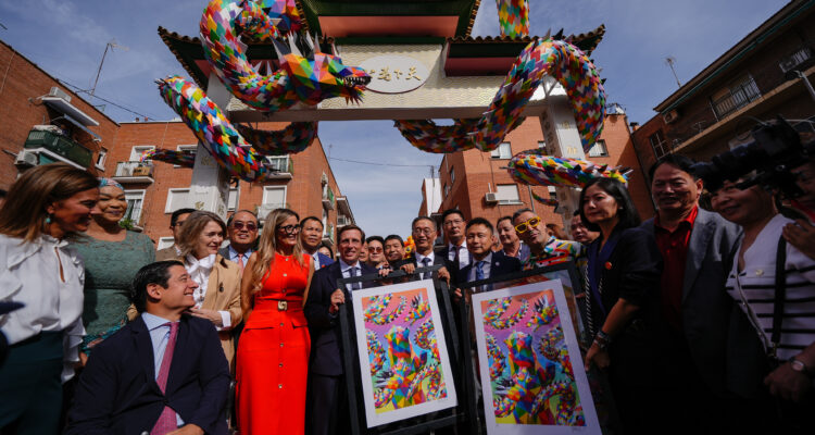 Foto de familia de la inauguración del arco chino de Usera, de Okuda San Miguel