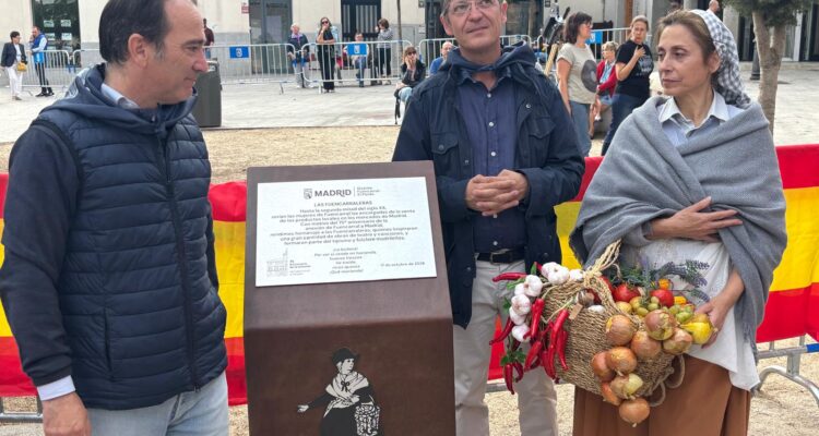 El delegado de Urbanismo, Medio Ambiente y Movilidad, Borja Carabante, y el concejal del distrito, José Antonio Martínez Páramo, en el monolito dedicado a las fuencarraleras