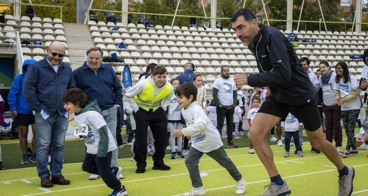 El delegado de Políticas Sociales, Familia e Igualdad, José Fernández, y el concejal del distrito, Jaime González Taboada, en la jornada deportiva familiar