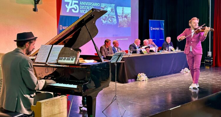 Actuación musical en la presentación del libro 'Vicálvaro, 75 años en Madrid'