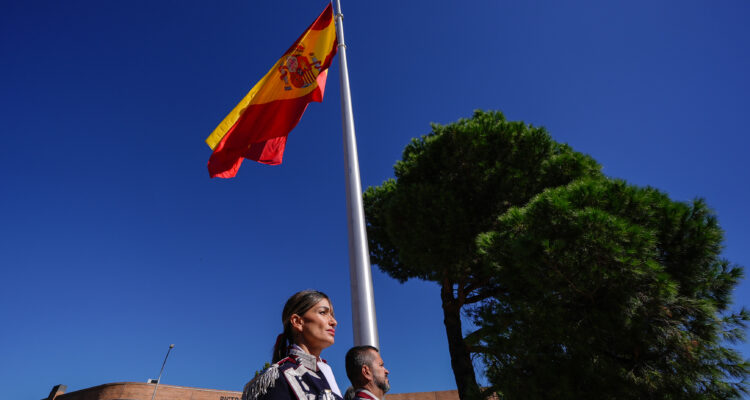Acto del izado de la bandera nacional en la glorieta de Pepe Domingo Castaño