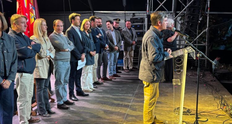 El concejal del distrito, José Antonio Martínez Páramo, interviene en el acto del pregón