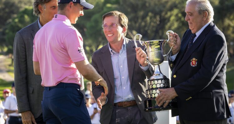 Almeida junto al vencedor Grant Forrest y junto al presidente de la Real Federación Española de Golf, Juan Guerrero-Burgos