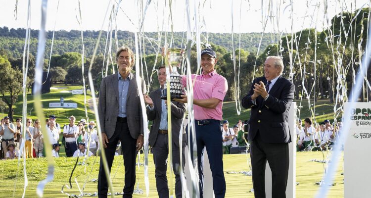 Almeida junto al vencedor Grant Forrest y junto al presidente de la Real Federación Española de Golf, Juan Guerrero-Burgos