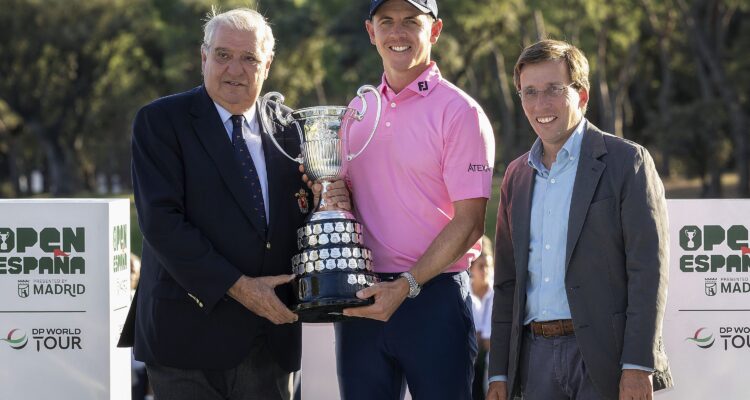 Almeida junto al vencedor Grant Forrest y junto al presidente de la Real Federación Española de Golf, Juan Guerrero-Burgos