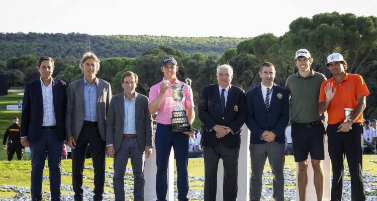 Almeida junto al vencedor Grant Forrest y junto al presidente de la Real Federación Española de Golf, Juan Guerrero-Burgos