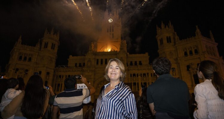 La delegada de Cultura, Turismo y Deporte, Marta Rivera de la Cruz, durante el espectáculo piromusical para celebrar el Día de la Hispanidad