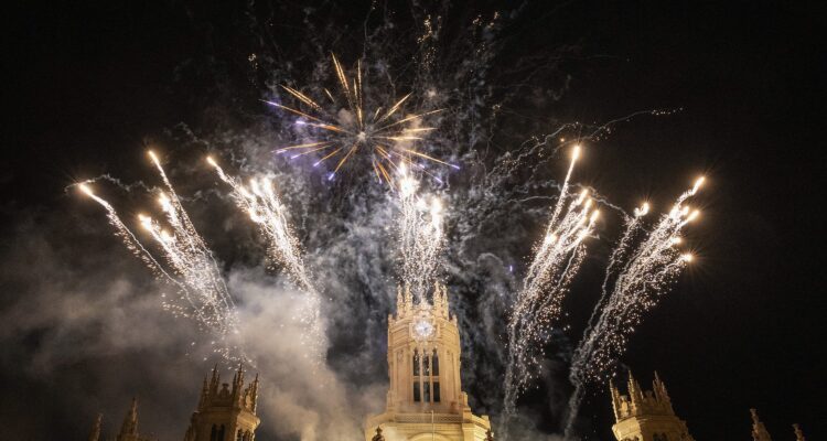 La plaza de Cibeles, durante el espectáculo piromusical para celebrar el Día de la Hispanidad