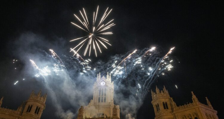 La plaza de Cibeles, durante el espectáculo piromusical para celebrar el Día de la Hispanidad