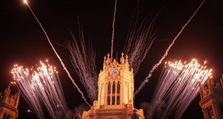 La plaza de Cibeles, durante el espectáculo piromusical para celebrar el Día de la Hispanidad
