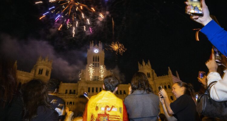 La plaza de Cibeles, durante el espectáculo piromusical para celebrar el Día de la Hispanidad
