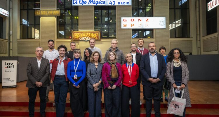 La delegada de Cultura, Turismo y Deporte, Marta Rivera de la Cruz, acompañada del concejal de Centro, Carlos Segura, en la presentación del proyecto cultural ‘Lav_art 2026: Cartografía del Arte Contemporáneo de Lavapiés’ en La Casa Encendida